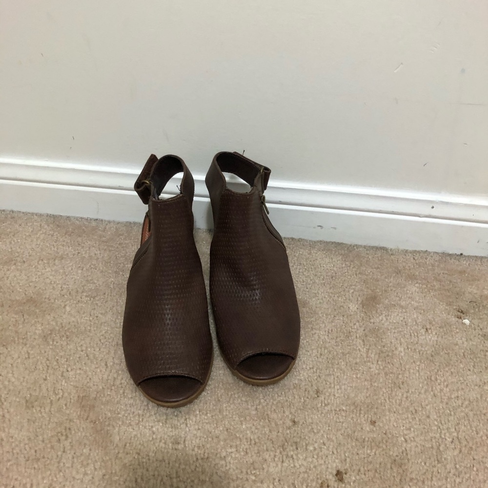 Ivey very beautiful leather brown sandals
